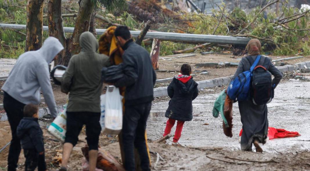 Gazzeliler göç yolunda: Yalın ayak, yaralı, soğuk ve yağmur altında... 1